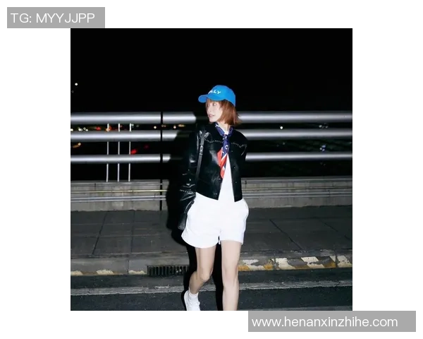 足球明星与黑色皮衣女生的激情碰撞揭示时尚与运动的完美结合 足球明星与黑色皮衣女生的激情碰撞揭示时尚与运动的完美结合